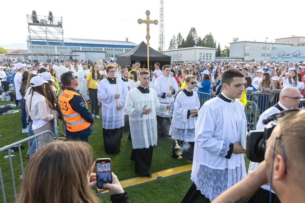 12. susret hrvatske katoličke mladeži u Gospiću okupio više od 10.000 sudionika iz Hrvatske i inozemstva | Karlobag.eu