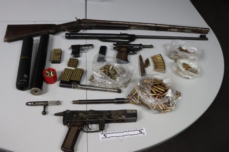 Otkriven arsenal nelegalnog oružja u akciji zagrebačke policije | Karlobag.eu