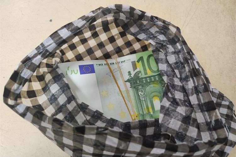 Pronađeno 20.000 eura skrivenih u vozilu na graničnom prijelazu Karasovići - kako je spriječen pokušaj nezakonitog unosa gotovine | Karlobag.eu