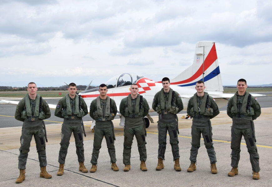 Početak letačke izobrazbe 30. generacije učenika-pilota na avionu PC-9 u 392. eskadrili 93. krila HRZ-a | Karlobag.eu
