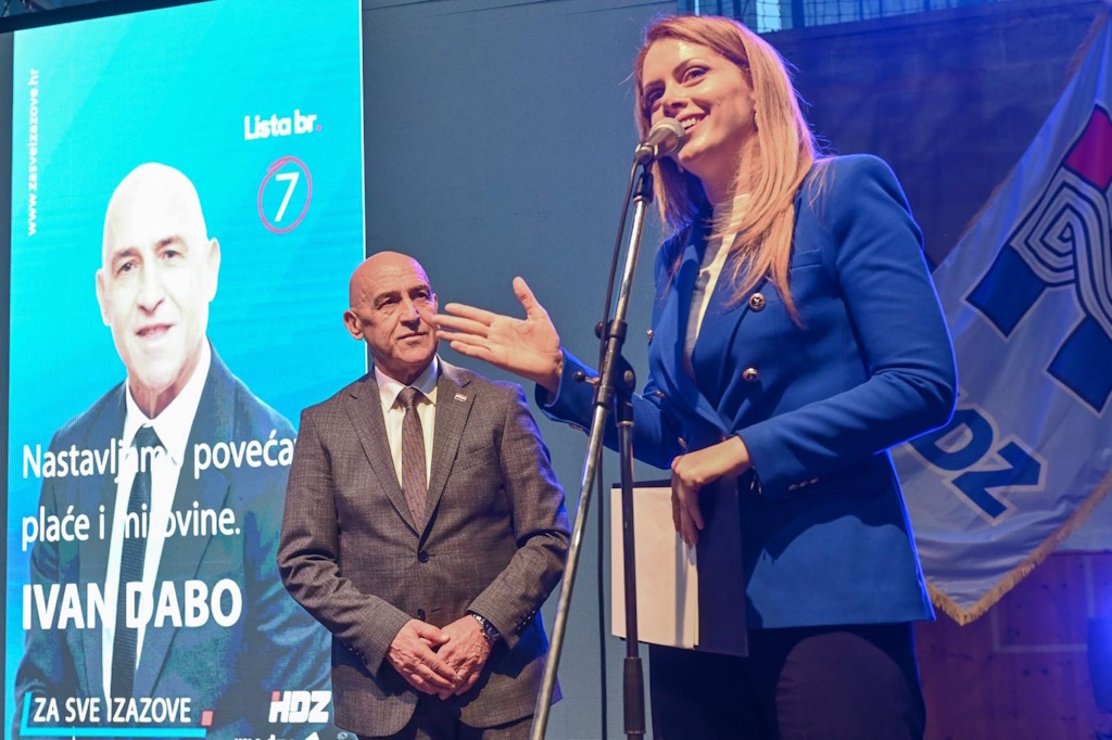 Predizborni skup HDZ-a u Novalji privukao brojne članove i simpatizere, očekivanja visoka za nadolazeće izbore | Karlobag.eu