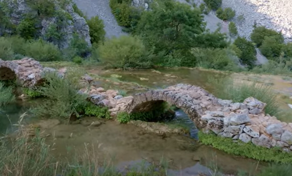 (VIDEO) Otkrijte skrivenu ljepotu slapova Zrmanje i Krupe te legendarni Kudin most u srcu Parka prirode Velebit | Karlobag.eu