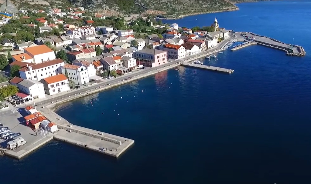 (VIDEO) Novi pogled na luku Karlobag: Razmišljanja o napretku i zajednici u kontekstu ograničenih resursa | Karlobag.eu