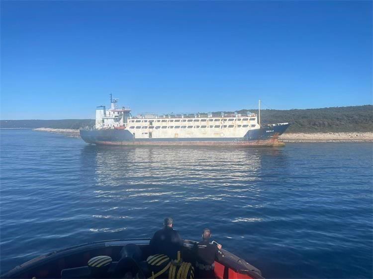 Nasukanje broda pod zastavom Tanzanije u luci Raša: posada sigurno evakuirana, nema onečišćenja | Karlobag.eu