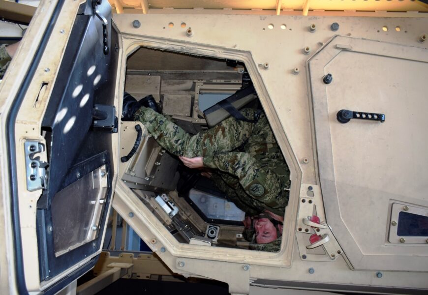Kako se Hrvatska vojska priprema za izazove na terenu: obuka na simulatoru prevrtanja vozila u Požegi | Karlobag.eu
