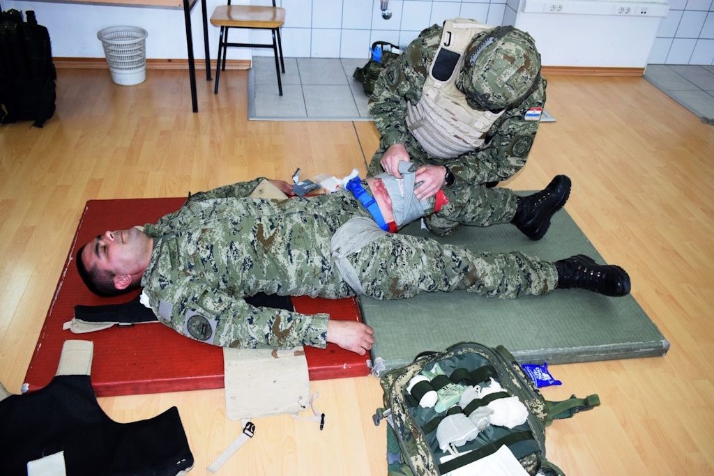 Kako postati borbeni spasilac: detaljan vodič kroz program osposobljavanja i važnost medicinskih vještina u borbenim uvjetima | Karlobag.eu