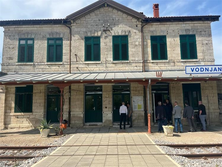 Planovi i ulaganja u modernizaciju željezničke infrastrukture Istre, pregled radova i izjave članova uprave HŽ-a | Karlobag.eu