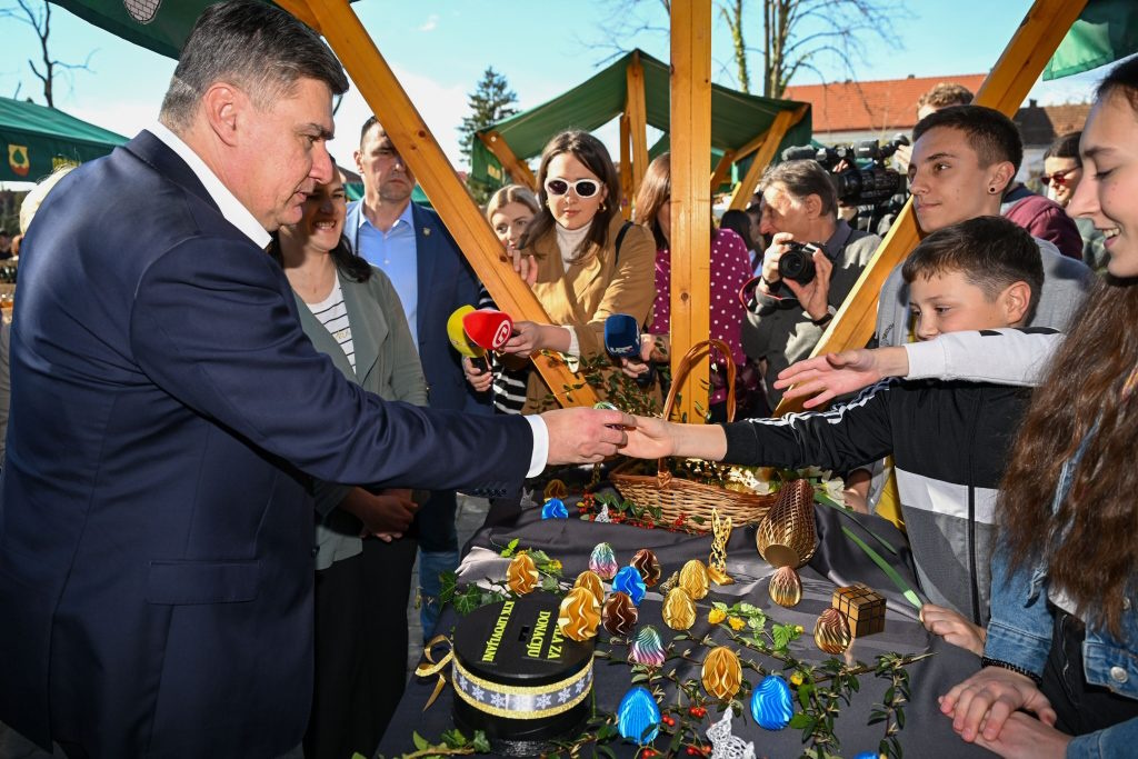 Predsjednik Zoran Milanović u posjeti Lipovljanima tijekom proslave Dana Općine i Uskrsnog sajma | Karlobag.eu