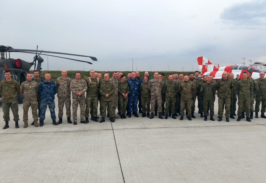 Polaznici 32 naraštaja u posjetu Hrvatskom ratnom zrakoplovstvu i Zapovjedništvu za potporu | Karlobag.eu