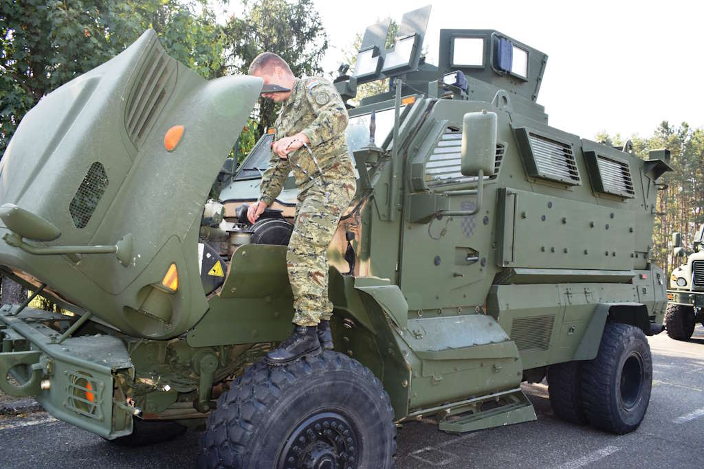 MRAP MaxxPro Plus Fahrertraining: Vorbereitung auf sicheres Management in Offroad-Bedingungen und Krisensituationen