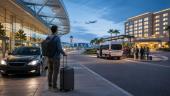 Hotelski shuttle od aerodroma do hotela: kada se isplati, a kada su taksi i transfer bolji izbor