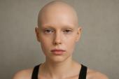 Die Rückkehr des umstrittensten Trends: Warum Bella Hadid, Doja Cat und Julia Fox ihre Augenbrauen entfernen und die Beauty-Welt erobern