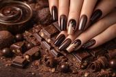 Čokoladni nokti: trend koji spaja eleganciju, food-inspirirani nail art i praktičnost u svakoj sezoni
