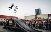 Prvi hrvatski BMX olimpijac Marin Ranteš izvodi spektakularne trikove na Špancirfestu u Varaždinu