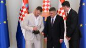 Stipe Miocic recibió la alta condecoración estatal de la Orden de Danica de Croacia del presidente Milanovic por la promoción de Croacia