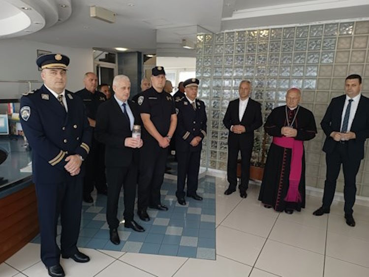 Proslava Dana kapelanije Majke Božje Kamenitih vrata okupila zagrebačke policijske službenike | Karlobag.eu