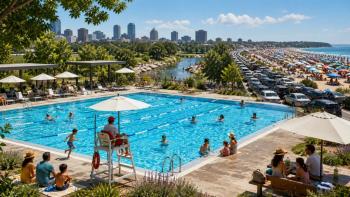 Cuando la piscina municipal se convierte en una mejor opción que una playa turística abarrotada durante los días de verano cada vez más calurosos