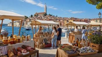 Le fait maison est le fait maison à Rovinj apporte les Journées de Slavonie avec miel, fromages, eaux-de-vie et artisanat
