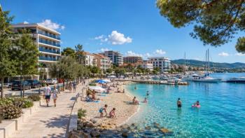 Vodice 2026: przewodnik po noclegach, hotelach, apartamentach, plażach, parkingu i cenach