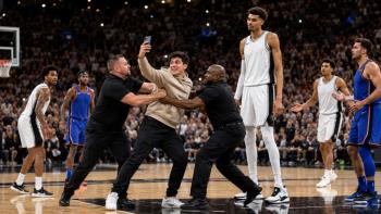 La NBA veta de por vida a dos aficionados tras invadir la cancha en la final Spurs-Knicks