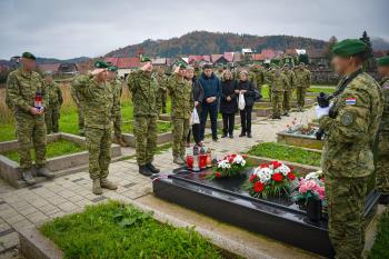 Upamiętnienie trzeciej rocznicy śmierci oficera Alena Janeša w Delnicach