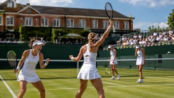 Nicholls i Mihalikova nakon tri spašene meč-lopte u finalu HSBC Championships u Queen's Clubu u Londonu