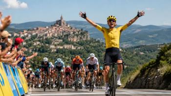 Anthon Charmig remporte la 2e étape du Tour Auvergne-Rhône-Alpes après un solo décisif au Puy-en-Velay