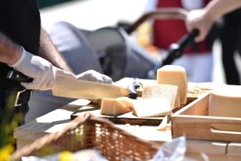 Das Festival des kvarnerischen Lamms und Käses in Cres bringt Inselaromen und ein reiches Programm im Rahmen des Gastronomiejahres 2026