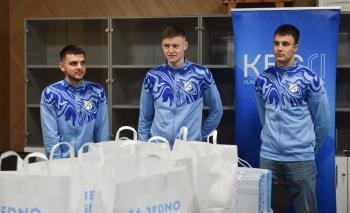 Fußballspieler der HNK Rijeka erfreuen Kinder in der Klinik für Pädiatrie der KBC Rijeka