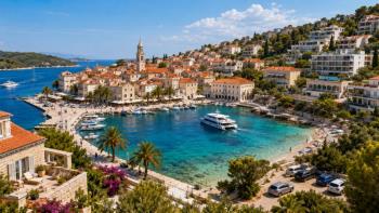 Hvar 2026: vodič kroz smještaj, hotele, apartmane, lokacije, parking, trajekte…