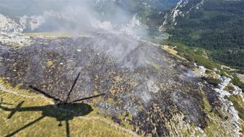 Požar na brdu Visibaba kod Karlobaga lokaliziran uz angažman zračnih snaga, ali bez sudjelovanja DVD-a Karlobag?