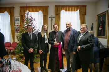 Novoizabrani biskup Marko Medo predvodi božićno primanje u Gospiću uz podršku zajednice