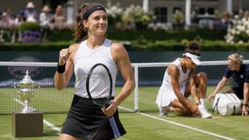 WTA Bad Homburg 2026: Karolina Muchovas Titel nach Naomi Osakas Aufgabe wegen Fußverletzung im Rasenfinale