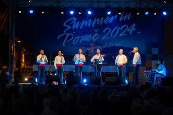 The concert of the Cambi klapa in Poreč delighted visitors with its performance and unique atmosphere at Trg slobode