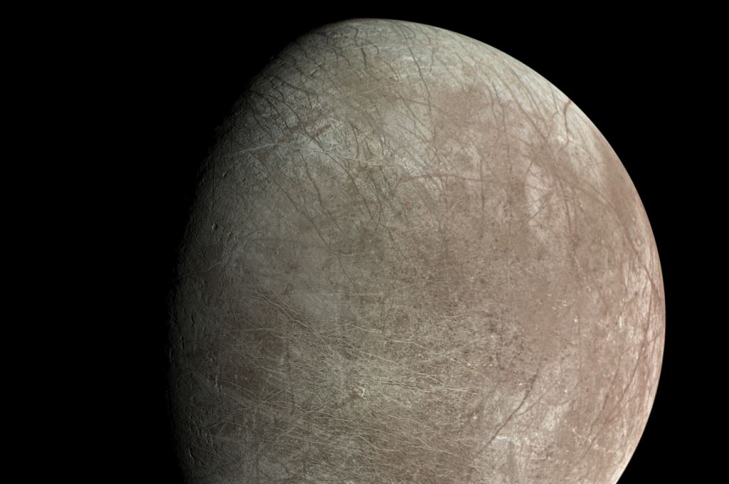 Juno de la NASA midió el grosor del hielo en Europa tras el sobrevuelo de 2022: nuevas pistas sobre el océano bajo la superficie