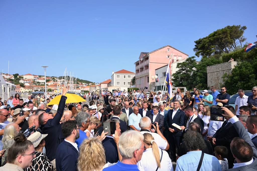 Predsjednik vlade Plenković obišao Sali na Dugom otoku, najavio velike investicije u infrastrukturu i vodoopskrbu