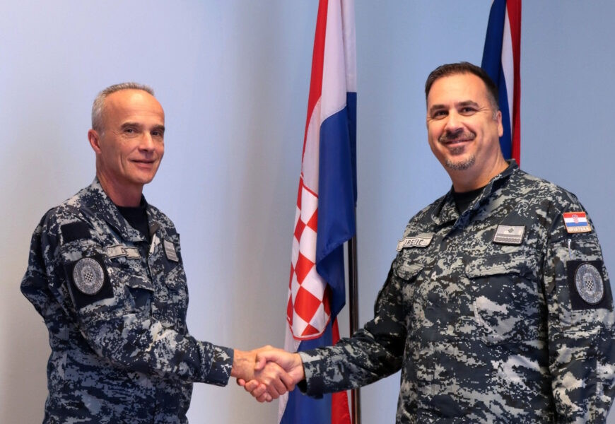 Kapetan korvete Toni Juretić preuzeo je dužnost u Zapovjedništvu operacije potpore miru EU NAVFOR MED – IRINI | Karlobag.eu