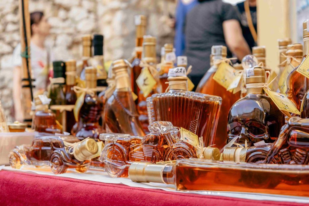 Höhepunkte des Sommers in Novi Vinodolski: Okolotorno, Konzerte der Gruppen Dalmatino und Joso Butorac und Klenovarska noć