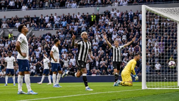 illustration IA: Tottenham toujours sans point ni but: Newcastle s'impose 2-0 et accentue déjà la pression sur les Spurs