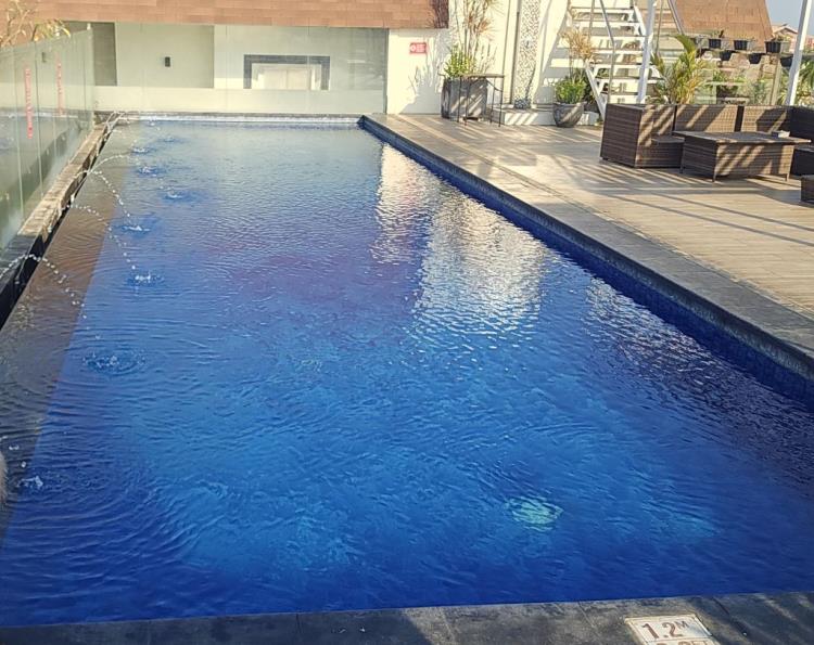 illustration IA: ZIA Hotel Kuta à Bali: emplacement central et piscine sur le toit, mais chambres et entretien à surveiller
