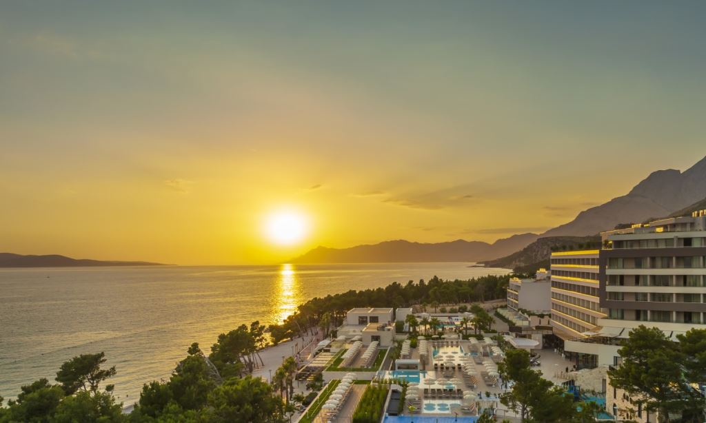 VIRA par Hrvoje Zirojević à Makarska : le nouveau restaurant sur le toit d'Aminess rehausse l'offre gastronomique de la Riviera de Makarska