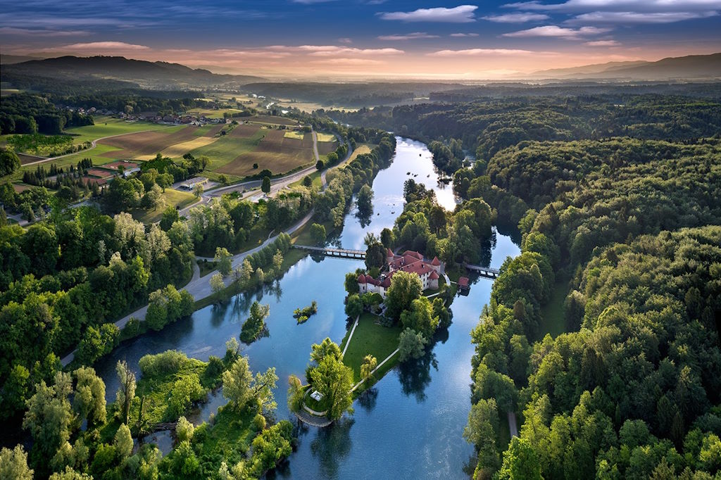 Entdecken Sie den Zauber der Stadt Otočec: ein einzigartiges Hotel und Restaurant am Fluss Krka