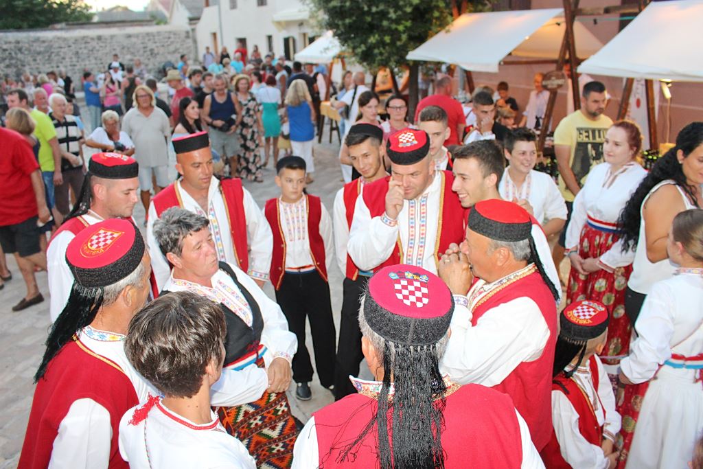 Nin-Schulen-Festival 2025: Das Šokol-Festival in der Königsstadt zelebriert einheimische Delikatessen und Kulturerbe