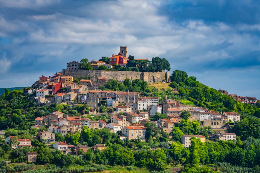 Od 3 kwietnia do 3 maja Motovun świętuje szparagi i malvaziję ze specjalnymi menu i istryjskimi winami