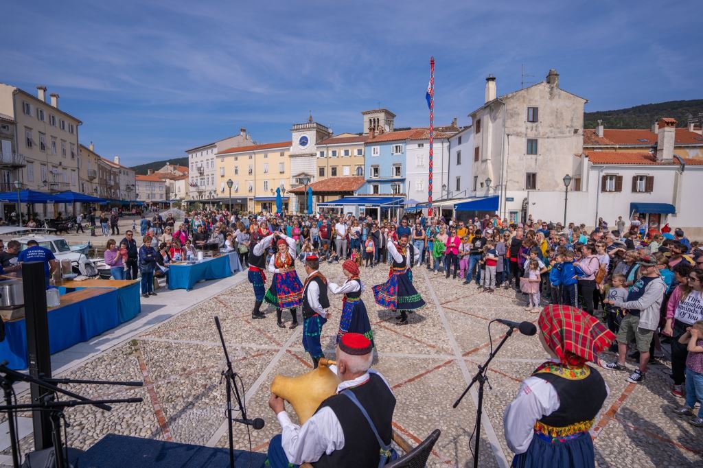 Festival kvarnerske janjetine i sira na Cresu okuplja tradiciju, otočne okuse i gastronomsku baštinu Kvarnera