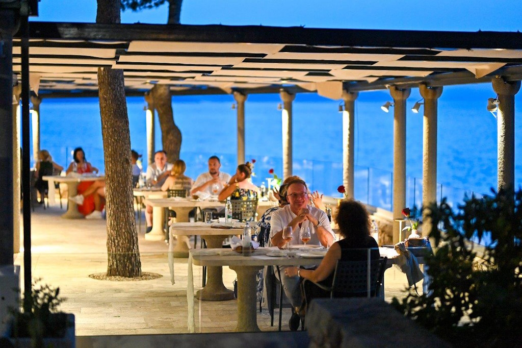 Küchenchef Ivan Pažanin präsentierte die neue À-la-carte-Saison in der Villa Rose auf Koločep, die ein exklusives Gourmet-Erlebnis an der Adria bietet