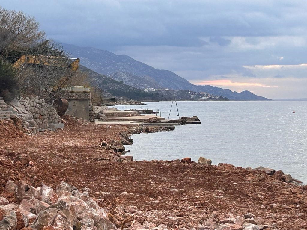 (FOTO&VIDEO) Obnova plaže Cesarica u Ribarici, betonizacija i ekocid ili cijena napretka? | Karlobag.eu