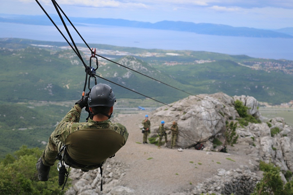 Temeljna obuka alpinizma za pripadnike oružanih snaga RH i MUP-a u Delnicama | Karlobag.eu