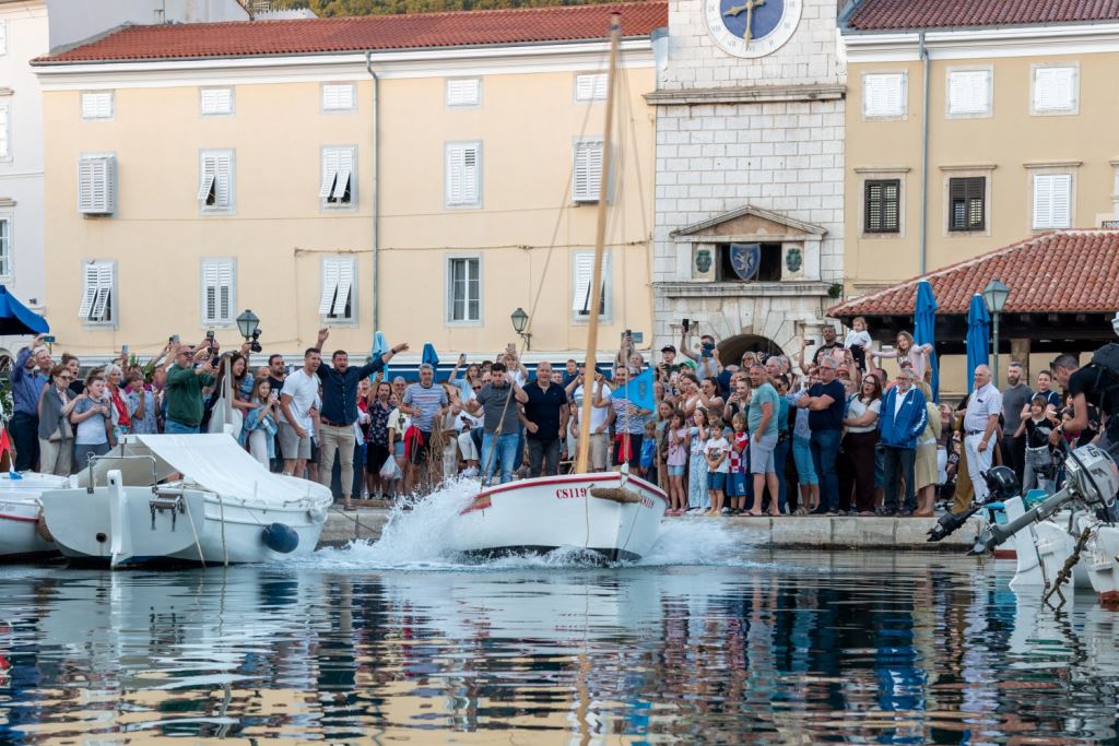 Creski kaić 2026 in Cres mit Regatta traditioneller Boote, kostenlosen Gondelfahrten und Brudetijada