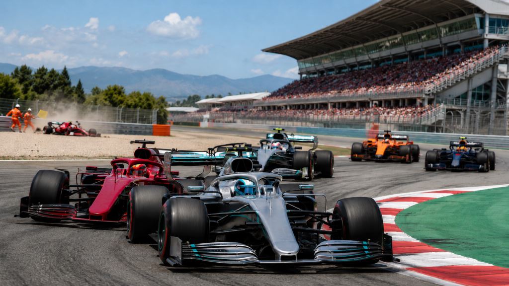 KI-Illustration: George Russell mit Pole in Barcelona, Mercedes vor Hamilton nach dramatischem F1-Grand-Prix-Qualifying